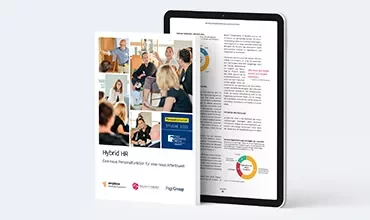 Ein Buch liegt auf einem Tisch neben einem Tablet, was eine Kombination aus Print- und digitalen Medien veranschaulicht.