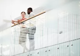 Zwei Personen unterhalten sich
