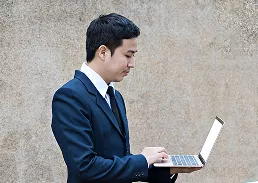 Eine Person, die an ihrem Laptop arbeitet