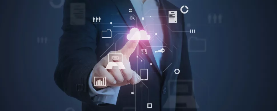 Person zeigt auf Cloud-Symbol mit digitalen Icons im Hintergrund.