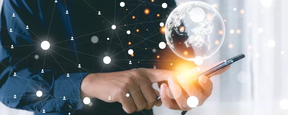 Person hält Smartphone mit digitalem Netzwerk