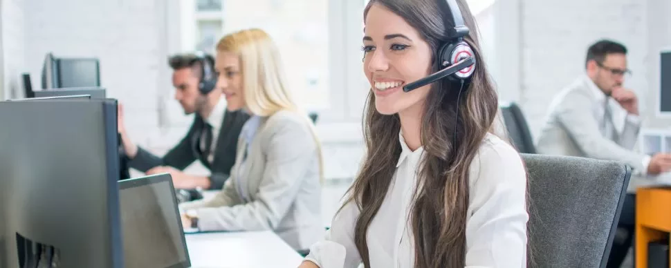 Menschen arbeiten in einem Callcenter.