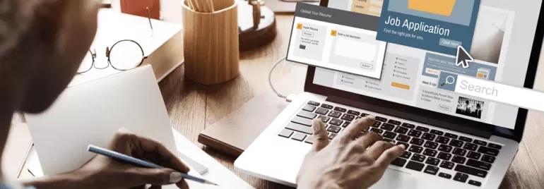 Person arbeitet an einem Laptop mit Jobbewerbungsseite.