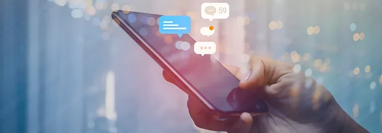 Person hält Smartphone mit Chatnachrichten.