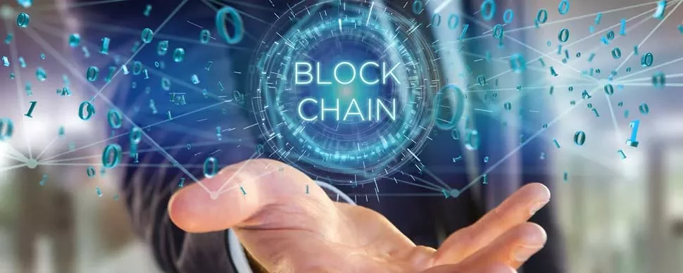 Hand hält Blockchain-Darstellung mit digitalen Zahlen.