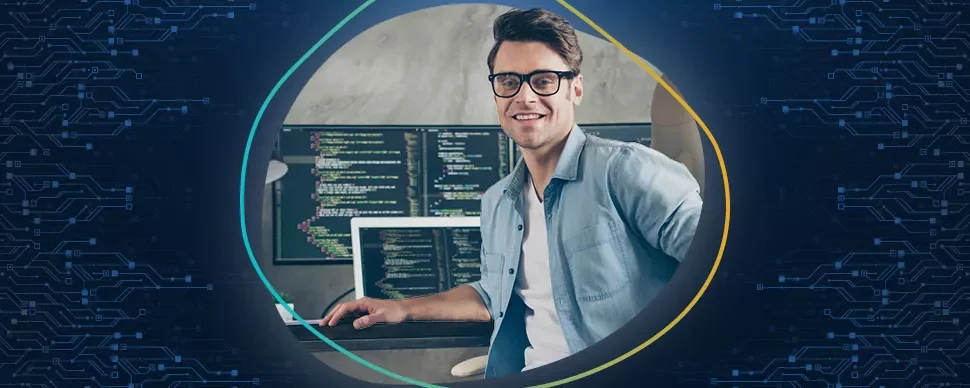 Person vor Computerbildschirmen mit Code.