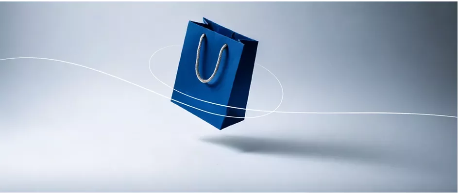 Eine Einkaufstasche vor einem Hintergrund mit weiß-grauem Farbverlauf