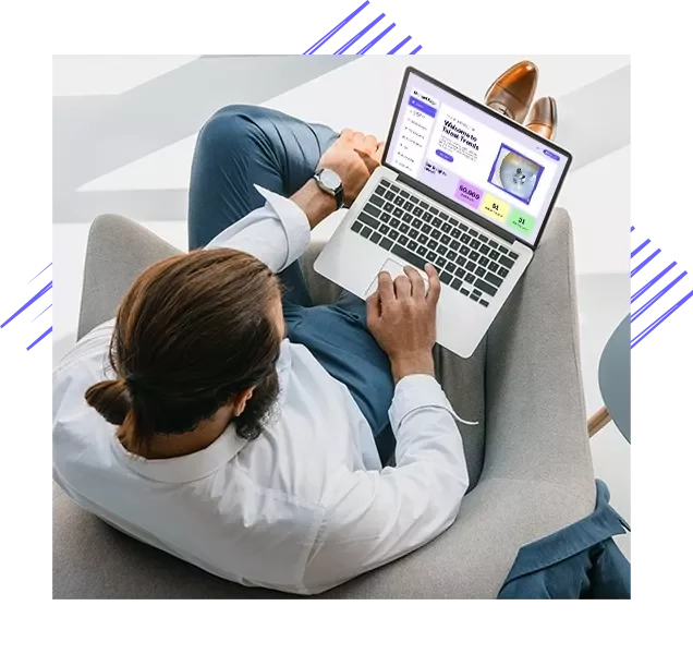 Eine Person, die sich den Bericht über Talenttrends auf einem Laptop ansieht
