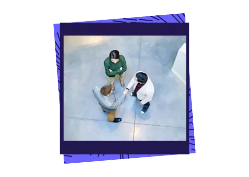 3 Personen unterhalten sich (Luftperspektive)