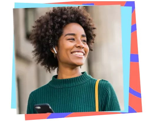 Femme souriante avec écouteurs et pull vert, entourée de formes colorées.